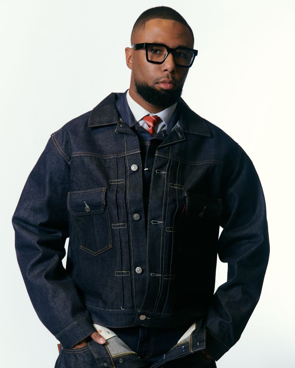 Portrait de Djiby Saadna Konate en total look denim brut